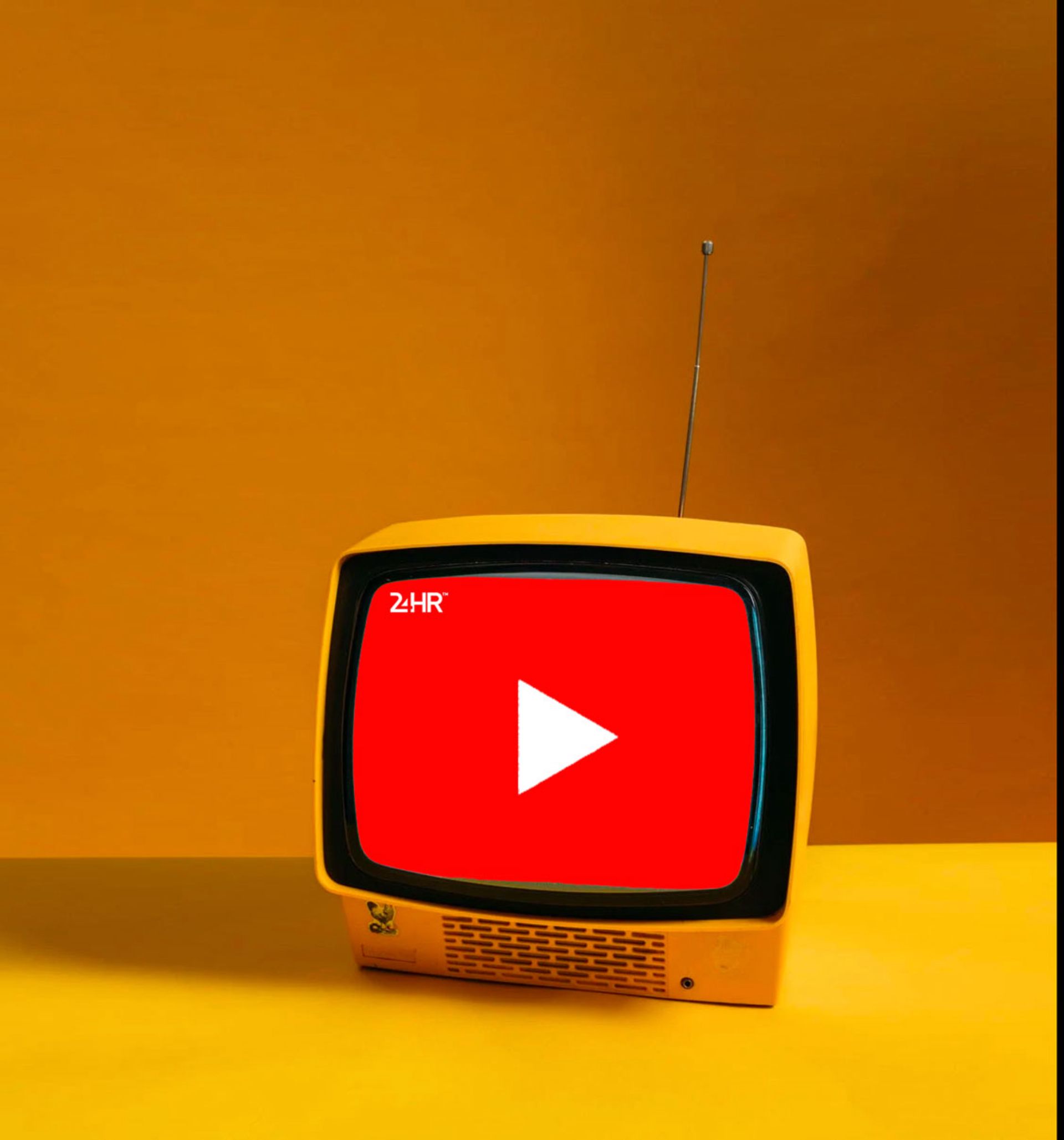 youtube på en gammal tjock-tv med gul bakgrund.